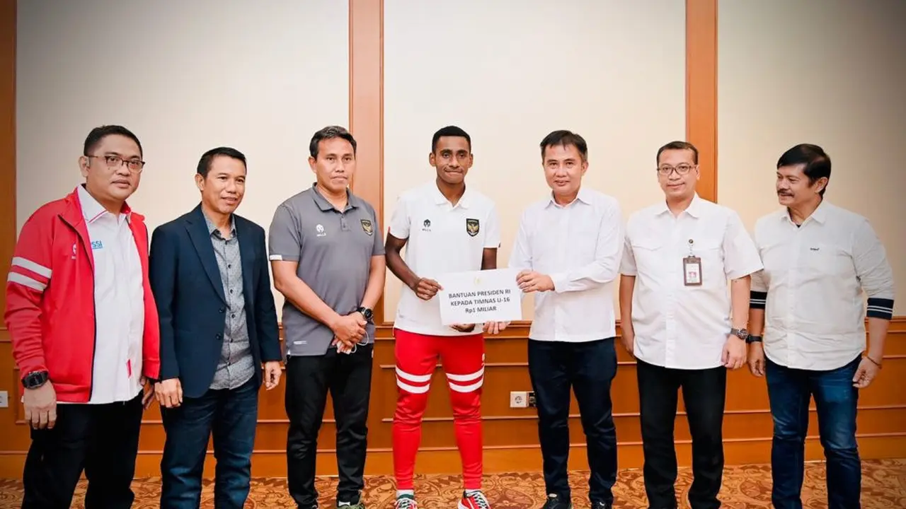 Deputi Bidang Protokol, Pers, dan Media, Setpres, menyerahkan bonus Presiden Jokowi kepada Timnas U-16, di Hotel Sultan, Jakarta, Kamis (18/08/2022). Dok Setkab