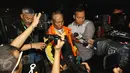 Sugiharto saat ditanya wartawan usai diperiksa KPK, Jakarta, Selasa (25/10). Sugiharto kini tak lagi mengenakan kursi roda saat diperiksa Komisi Pemberantasan Korupsi (KPK). (Liputan6.com/Helmi Afandi)