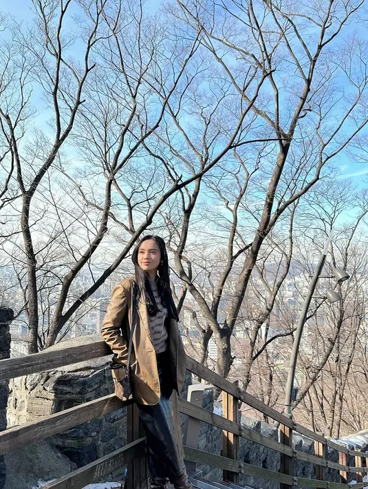 Dipadukan dengan boots kulit dan leather coat yang jadi ciri khas outfit Idol KPop di musim dingin [@lyodraofficial]