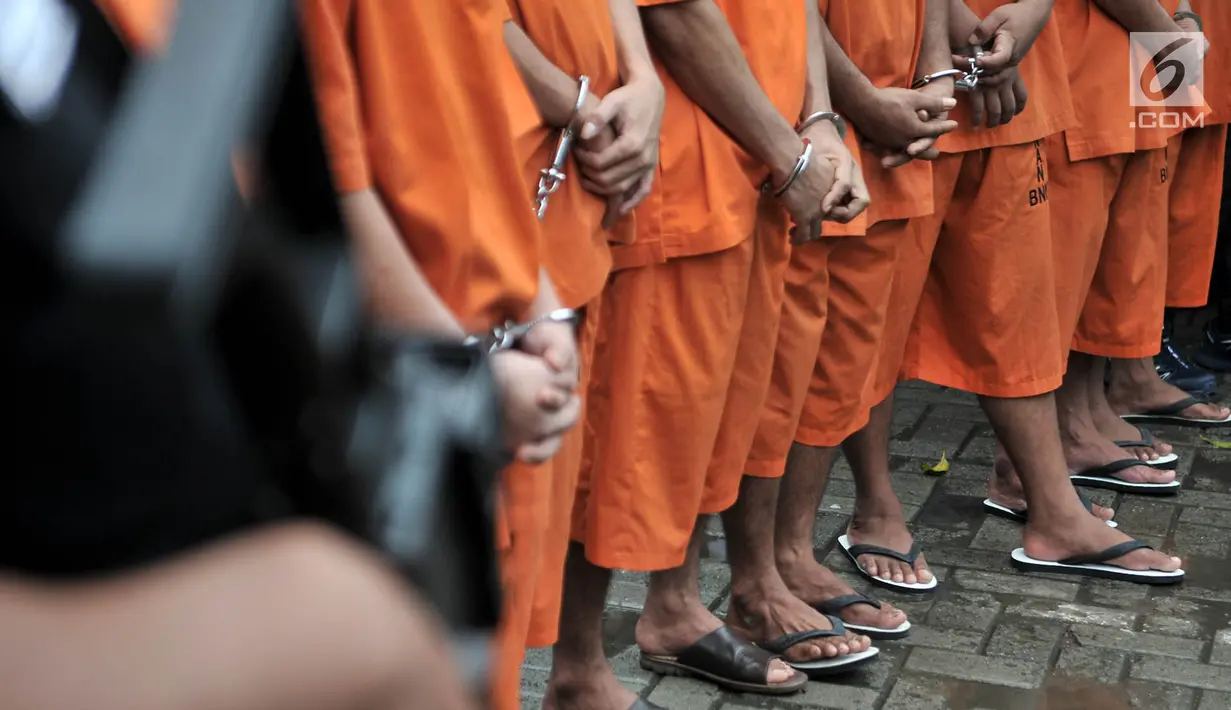 Para tersangka saat dihadirkan dalam pemusnahan narkoba di Kantor BNN, Jakarta, Senin (10/12). Narkoba tersebut merupakan hasil penangkapan dari enam kasus selama November 2018. (Merdeka.com/Iqbal Nugroho)