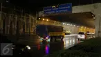 Sejumlah kendaraan melintasi ruas Tol JORR tepatnya di terowongan Pasar Rebo, Jakarta, Senin (29/2) malam. Kemacetan panjang terjadi sepanjang 15 kilometer arah ke Kampung Rambutan akibat jalan yang kembali berlubang. (Liputan6.com/Herman Zakharia)