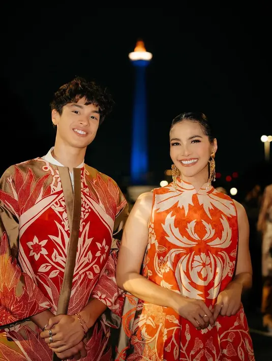 Banyak akun instagram centang biru memuji penampilan ibu dan anak ini. Begitu juga paras ganteng Eddy yang merupakan blasteran Belanda dan Indonesia. "Ganteng banget Eddy," tulis devii_kayoung. [Instagram/eddy_mm]