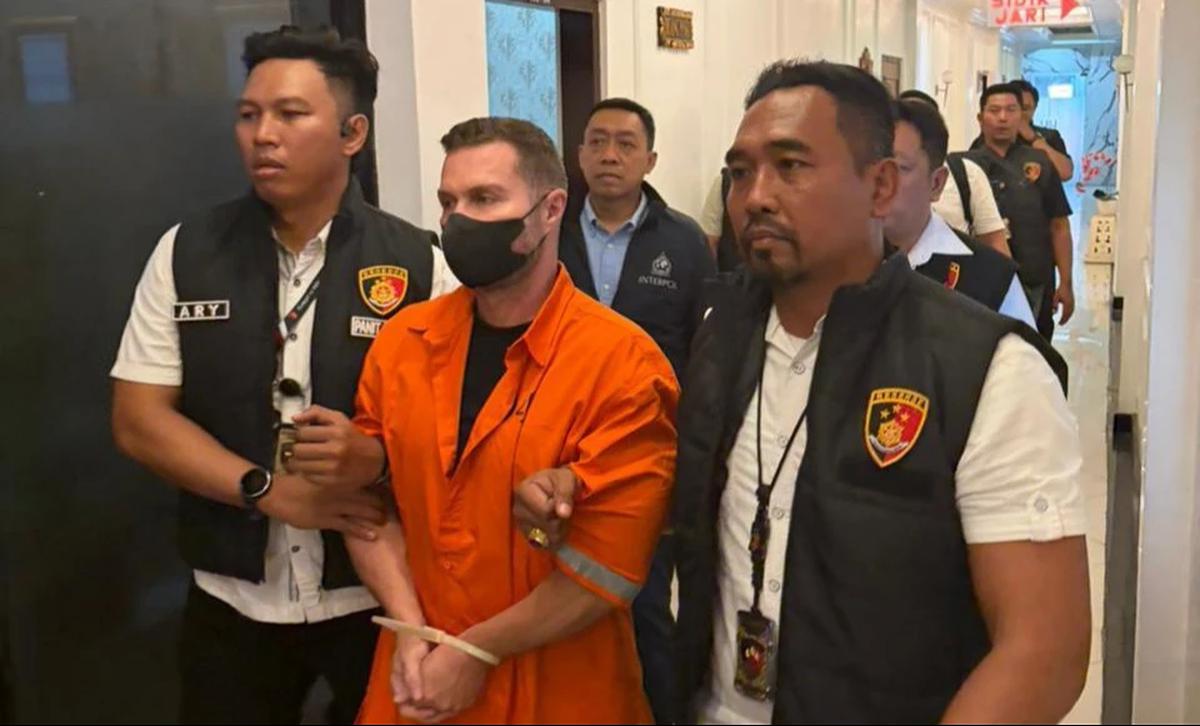 FOTO: Polri Amankan Buronan Internasional Sindikat Narkoba di Bandara Bali