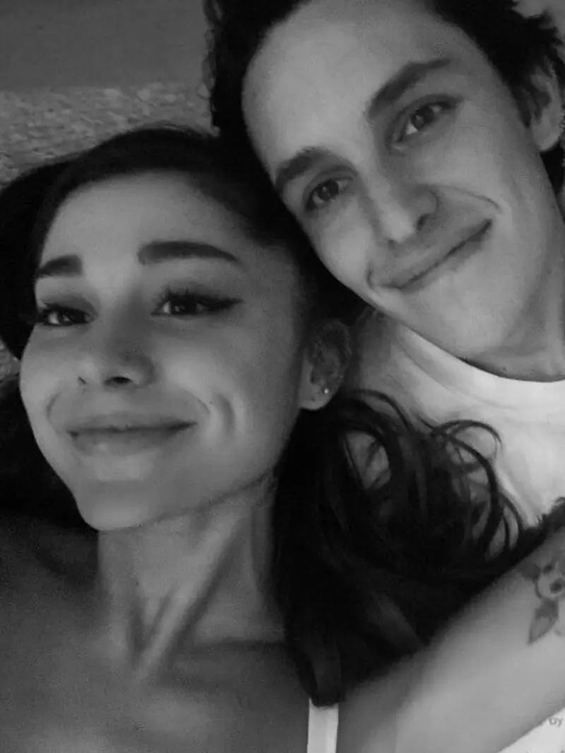 Intip Indahnya Cincin Kawin Ariana Grande yang Didesain Sendiri oleh Dalton Gomez