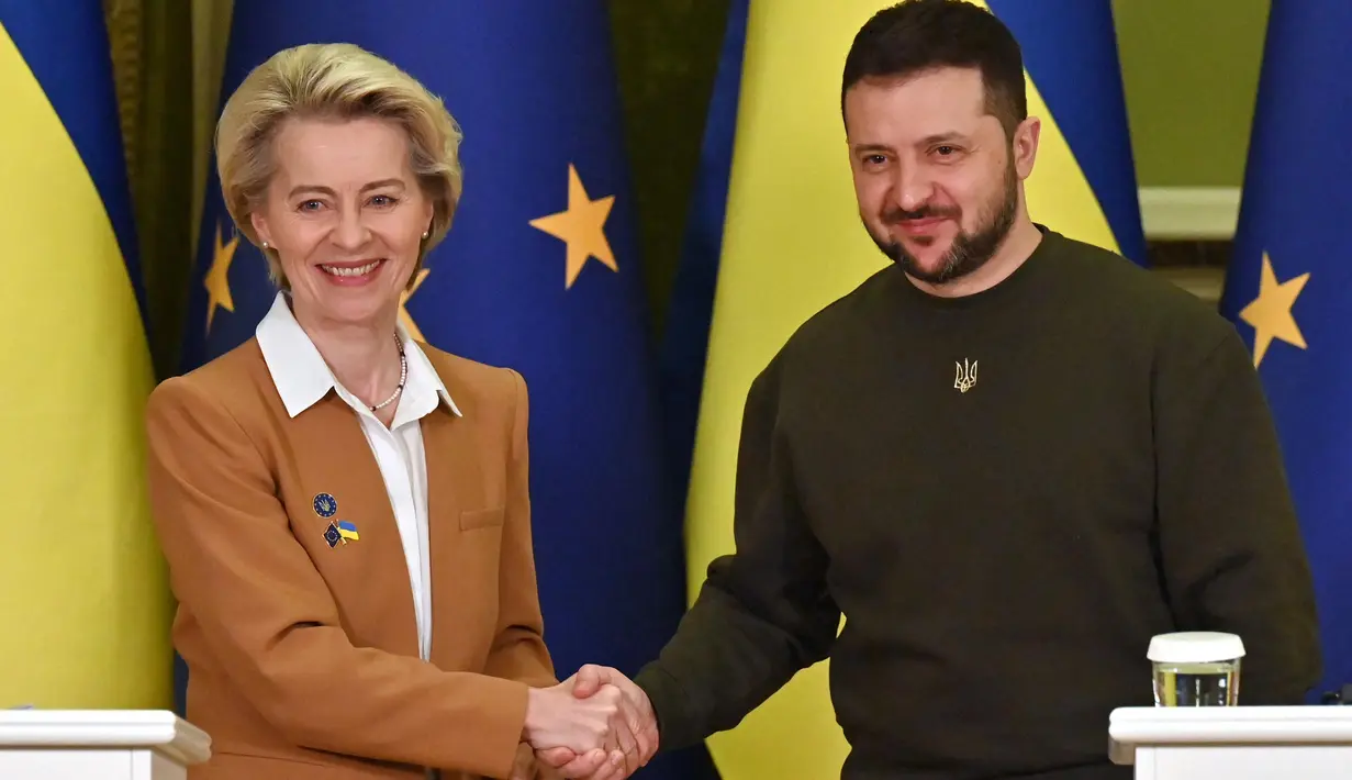 Presiden Ukraina Volodymyr Zelensky (kanan) dan Presiden Komisi Eropa Ursula von der Leyen berjabat tangan setelah konferensi pers bersama setelah pembicaraan di Kyiv, Kamis (2/2/2023). Kepala Komisi Eropa mengumumkan bahwa ia telah tiba di Kyiv dengan tim komisioner dan diplomat paling senior di blok tersebut, sehari sebelum KTT Ukraina-Uni Eropa di negara yang dilanda perang itu. (Sergei SUPINSKY/AFP)