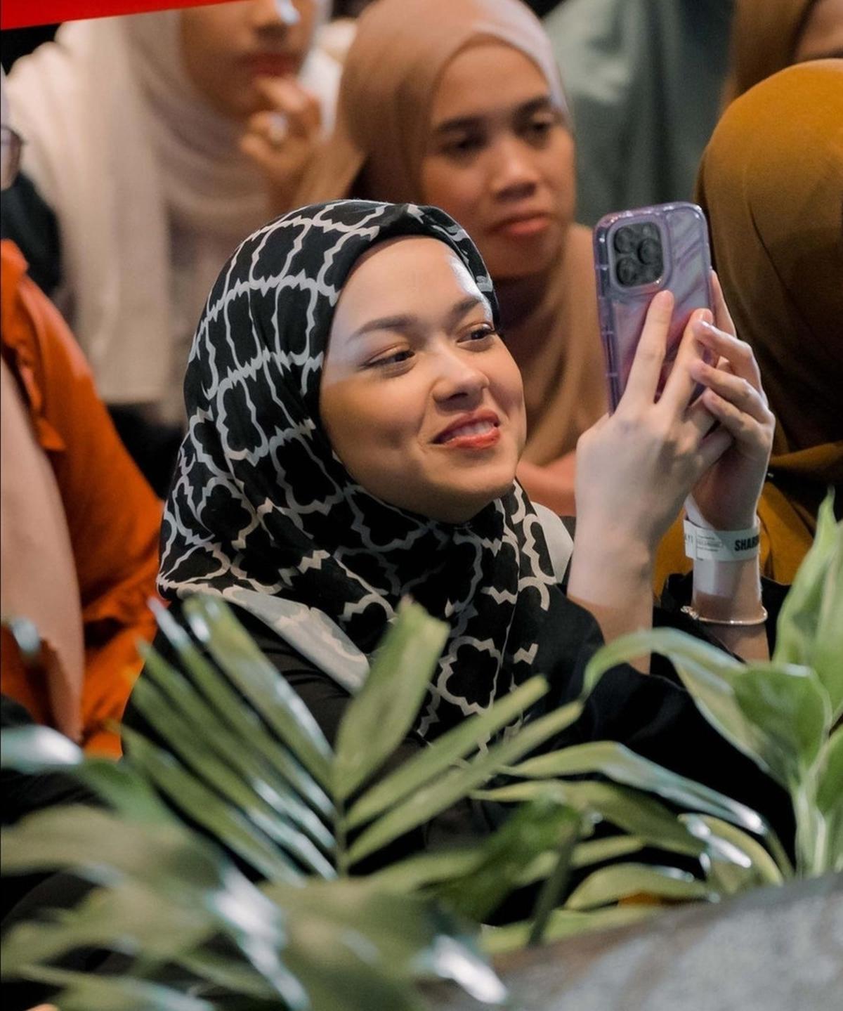 Rebecca Terlihat Bahagia