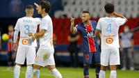Duel Paris Saint-Germain kontra Marseille pada laga pekan ketiga Ligue 1, Senin (14/9/2020) dini hari WIB, berlangsung panas. Wasit Jerome Brisard mengeluarkan lima kartu merah, termasuk untuk Neymar. (AP Photo/Michel Euler)