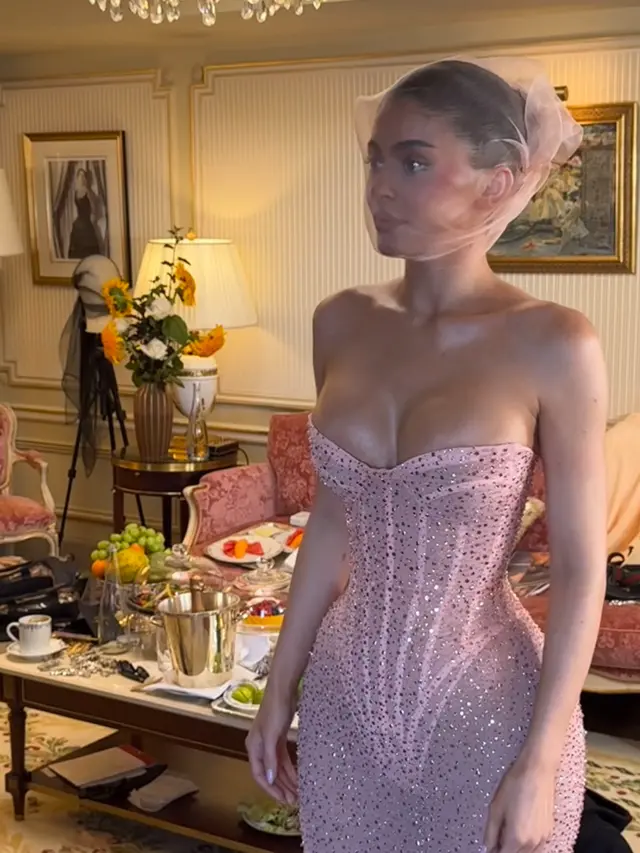 Kylie Jenner Kenakan Dress Korset Pink di Paris Fashion Week. [@kyliejenner]