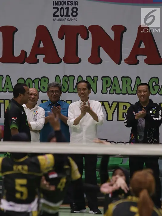 Presiden Joko Widodo didampingi Menpora Imam Nahrawi bertepuk tangan saat meninjau sesi latihan atlet bola voli duduk Asian Para Games di Arena Gelora Bung Karno, Jakarta, Kamis (27/9). (Merdeka.com/Imam Buhori)