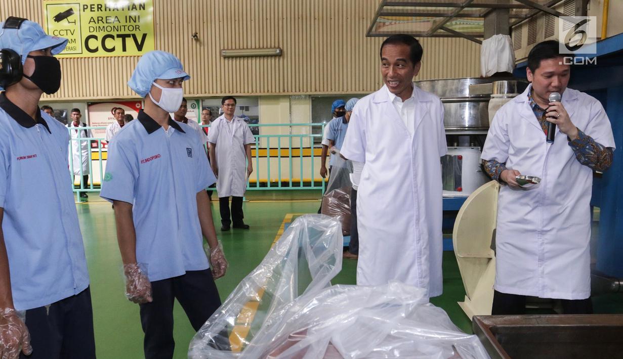 Presiden Jokowi didampingi President Direktur  PT Mayora Group Andre Atmadja meninjau pabrik Mayora di Cikupa Tangerang, Senin (18/2) . Mayora Indah telah mengekspor lebih dari 100 negara. (Liputan6.com/Fery Pradolo)