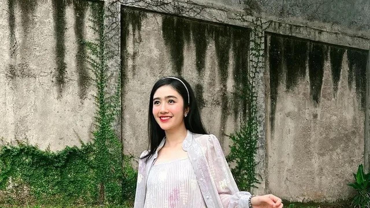 Inspirasi Gamis Elegan untuk Lebaran 2025 dari Deretan Artis Indonesia