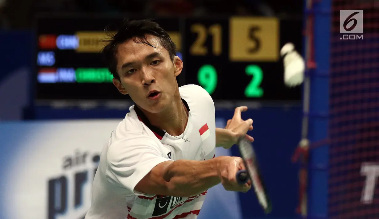 Tunggal Putra Indonesia, Jonatan Christie mengembalikan kok ke arah pebulu tangkis Tiongkok, Chen Long di Babak Kedua Indonesia Open 2017 di JCC Plenary Hal, Jakarta, Kamis (15/6). Jonatan kalah 9-21, 7-21. (Liputan6.com/Helmi Fithriansyah)