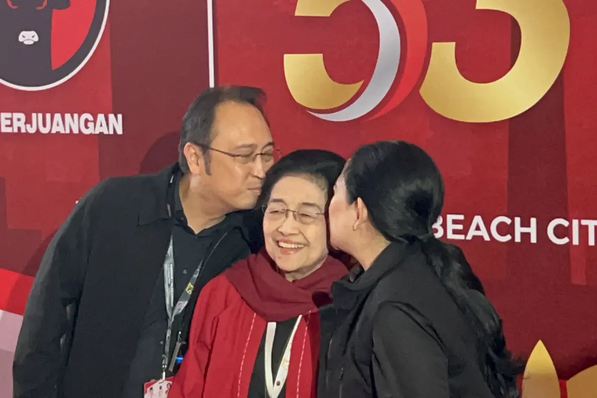 Momen Kompak Puan-Prananda Cium Megawati saat HUT ke-53 PDI Perjuangan