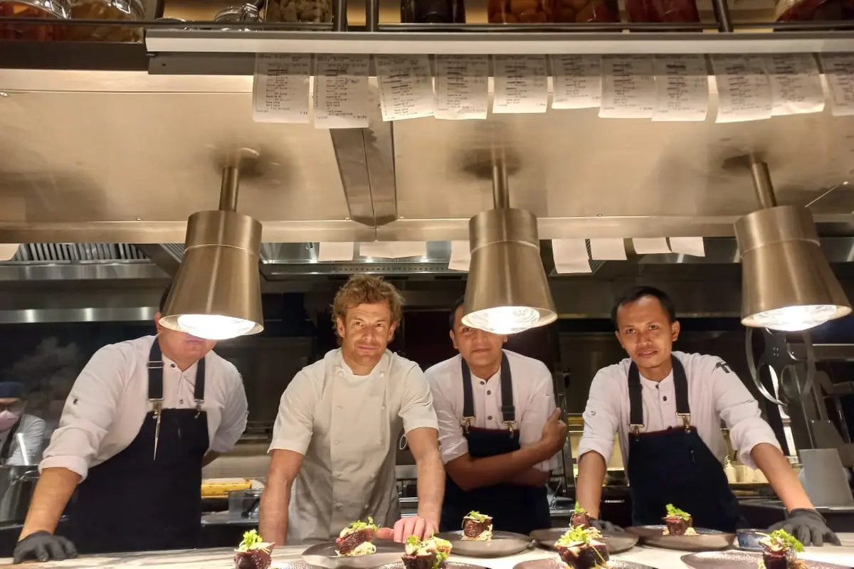 Menikmati Pencampuran Budaya dari Perjalanan Kuliner Kreasi Chef Michelin Star dari Hotel Lantai 62