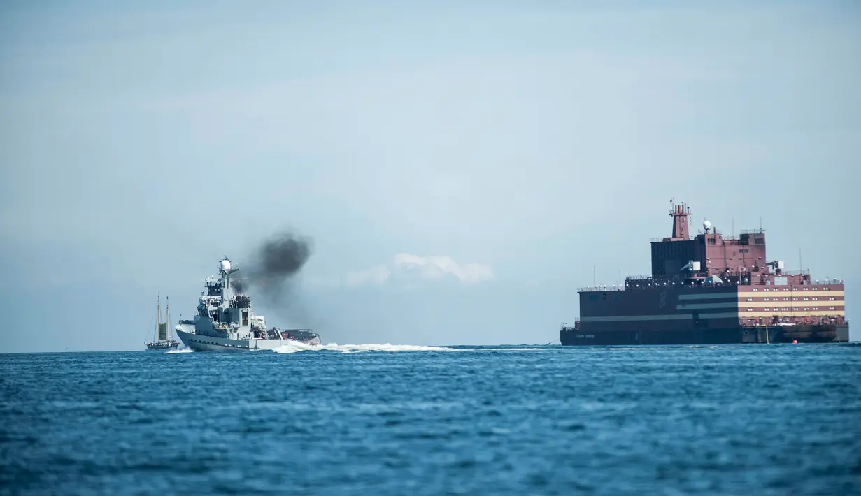 Academy Lomonosov bergerak melewati Pulau Langeland, Denmark menuju Murmansk di barat laut Rusia, (4/5). Rencananya, reaktor nuklir ini beroperasi 2019 di Samudera Arktik, lepas pantai Chukotka, dekat pelabuhan Pevek. (AFP Photo/Ritzau Scanpix)