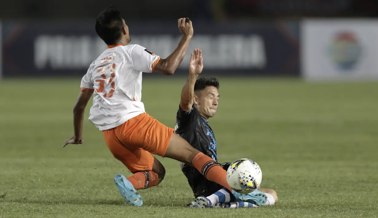 Aksi Kim Kurniawan pada laga lanjutan Piala Presiden 2019 yang berlangsung di Stadion Si Jalak Harupat, Kabupaen Bandung, Selasa (12/3). Persib Menang 4-0 atas Perseru. (Bola.com/Yoppy Renato)