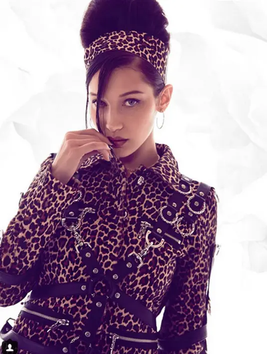 Bella Hadid pun belum lama ini juga mengubaha gaya potongan rambutnya. Semula, rambut itu bergaya bob, namun sekarang diubahnya menjadi menggunakan poni.  (Instagram/bellahadid)