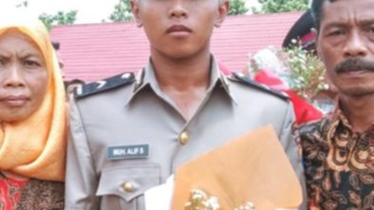 Kedua orang tua Alif pun terlihat datang di momen kelulusannya menjadi abdi negara.