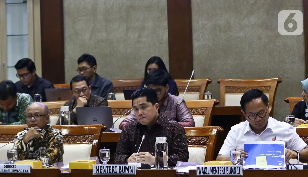 Menteri BUMN, Erick Thohir (tengah) mengikuti rapat dengar pendapat umum dengan Panitia Kerja (Panja) DPR RI untuk skandal di PT Asuransi Jiwasraya (Persero), di Kompleks Parlemen, Jakarta, Selasa (29/1/2020). Erick diundang untuk membahas penyelesaian sengkarut Jiwasraya. (Liputan6.com/Johan Tallo)