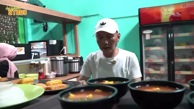 Warung makan ayah Ayu Tingting (Foto: YouTube deHakims Story)