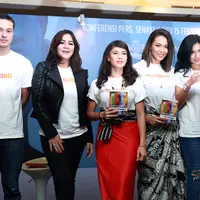 "Ya, film AADC? 2 sedikit lagi selesai dan siap dirilis," demikian Mira Lesmana kala ditemui di Senayan City, Jakarta Pusat. (Deki Prayoga/Bintang.com)