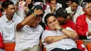 Inspiring Leader Sandiaga Uno (kiri) berbincang dengan Erick Thohir saat menghadiri acara Young Penting Indonesia di Jakarta, Sabtu (13/7/2019). Acara ini bertujuan untuk mempersatukan Indonesia. (Liputan6.com/JohanTallo)