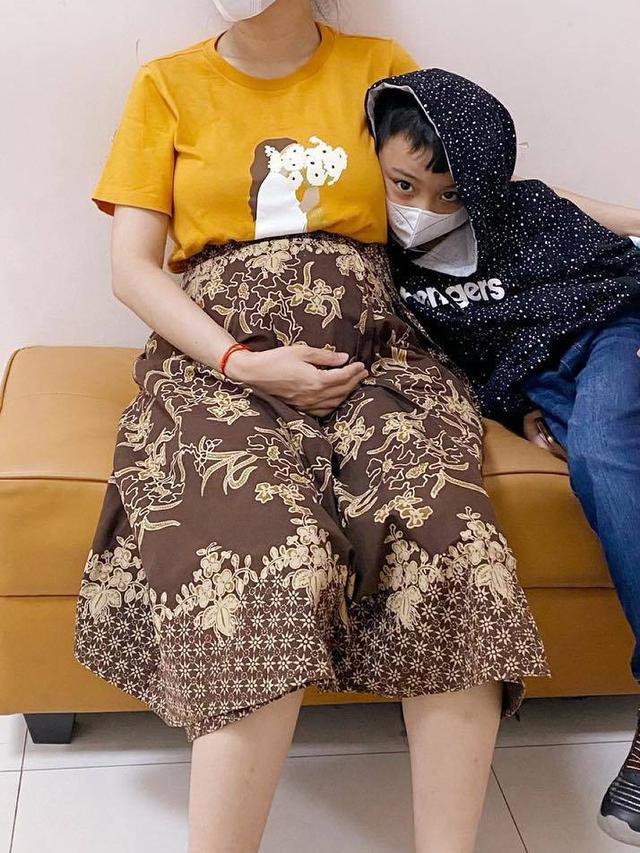 Tunjukan Hasil USG, Ini 6 Potret Uut Permatasari saat Periksa Kandungan