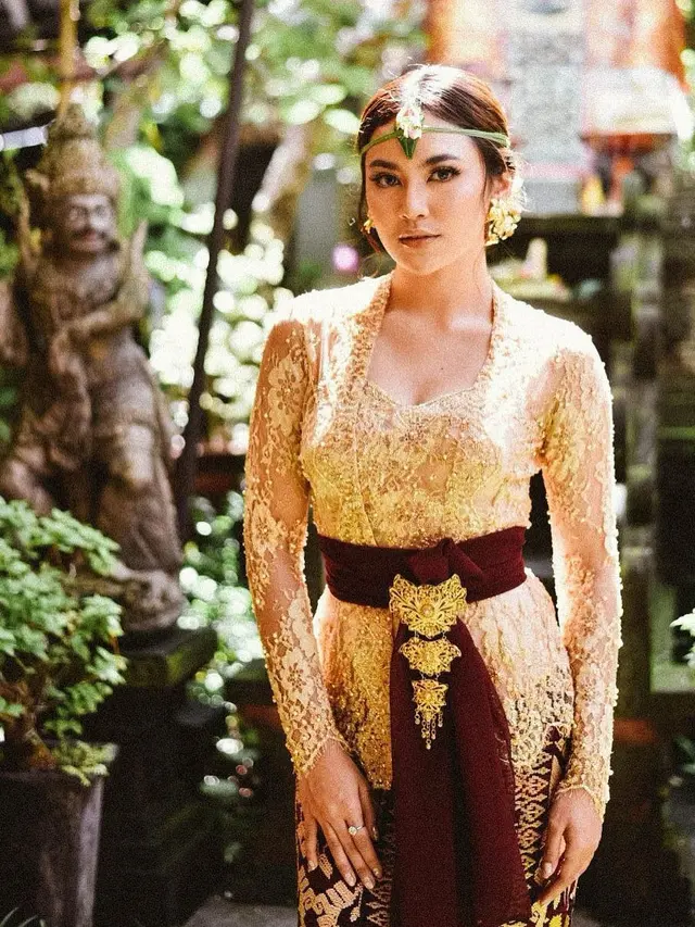 7 Pesona Ayu Khas Perempuan Bali dari Mahalini Raharja dalam Balutan Kebaya dan Kain Wastra