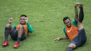 Pemain Timnas Indonesia, Ricky Fajrin dan Saddil Ramdani, melakukan pendinginan saat latihan di Lapangan ABC Senayan, Senin (19/2/2018). Latihan ini merupakan persiapan jelang Asian Games 2018. (Bola.com/Vitalis Yogi Trisna)