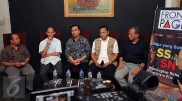 Pengamat ekonomi politik, Ichsanuddin Noorsy (kedua kiri) berbicara pada diskusi Membongkar Rahasia Terdalam Freeport di Jakarta, Minggu (22/11/2015). Diskusi menghadirkan sejumlah tokoh politik dan ekonomi. (Liputan6.com/Helmi Fithriansyah)