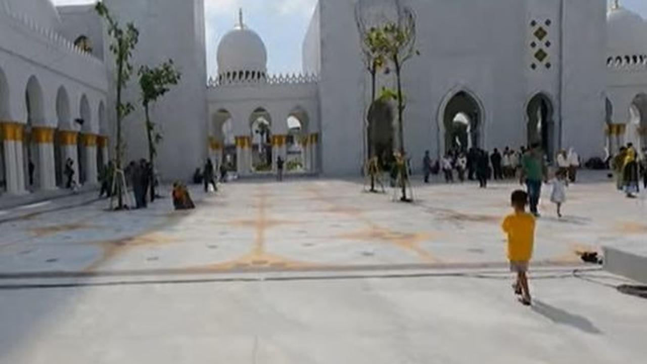 Salah seorang Satpam di Masjid Raya Sheikh Zayed Solo, berinisial ES diberhentikan usai menerima uang tip sebesar Rp5.000 dari pengunjung. Surat Pemutusan Hubungan Kerja (PHK) diterima ES sejak Rabu, (14/6) lalu.