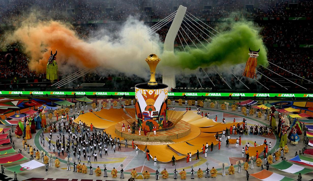 Kemeriahan pesta pembukaan Piala Afrika 2023 yang berlangsung di Stadion Alassane Ouattara Olympic, Abidjan, Pantai Gading, Minggu (14/01/2024) dini hari WIB. (AP Photo/Sunday Alamba)