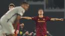 Selebrasi pemain AS Roma, Paulo Dybala (kanan) setelah mencetak gol ke gawang FC Salzburg dalam laga leg kedua play-off babak Liga Europa 2022/2023 yang berlangsung Olimpico Stadium, Jumat (24/2/2023). (AP Photo/Alessandra Tarantino)