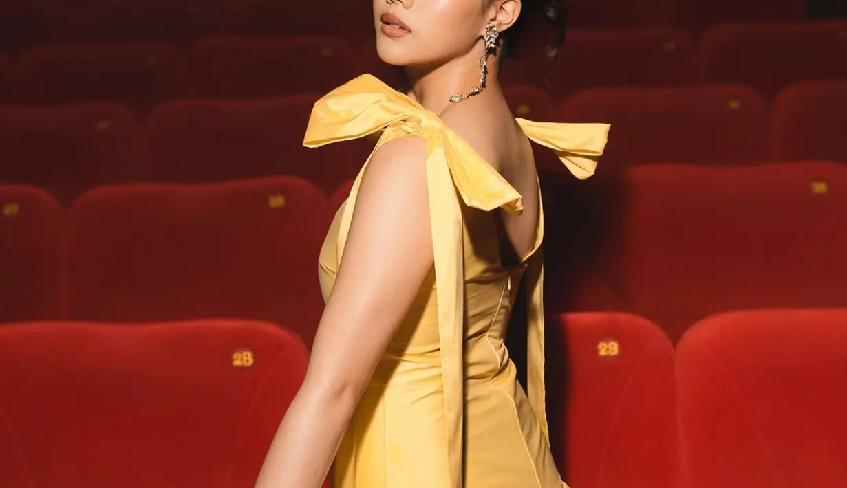 Kyandra Sembel kenakan gaun v-neck berpita di pundak dan aksen balon di bagian rok. Gaun rancangan Katherine Key Alexandra itu dipadu dengan anting gantung yang panjang [@kyandrasembel]