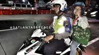 Polisi yang membantu pemudik mengejar bus yang meninggalkannya juga terkena imbas. Ia diberondong pertanyaan sang istri. (dok. istimewa)