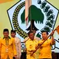 Ketua Umum Partai Golkar terpilih Setya Novanto bersama Sekertaris Jenderal Idrus Marham mengibarkan bendera Partai Golkar saat Penutupan Musyawarah Nasional Luar Biasa (Munaslub) di Nusa Dua, Bali (16/5). (Liputan6.com/Johan Tallo)