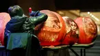 Seorang seniman mengukir labu dalam acara Malam 1.000 Jack-O'-Lantern di Chicago Botanic Garden, Glencoe, Illinois, Amerika Serikat, 24 Oktober 2020. Lebih dari 1.000 labu ukiran tangan dipamerkan di acara tersebut menjelang perayaan Halloween. (Xinhua/Joel Lerner)