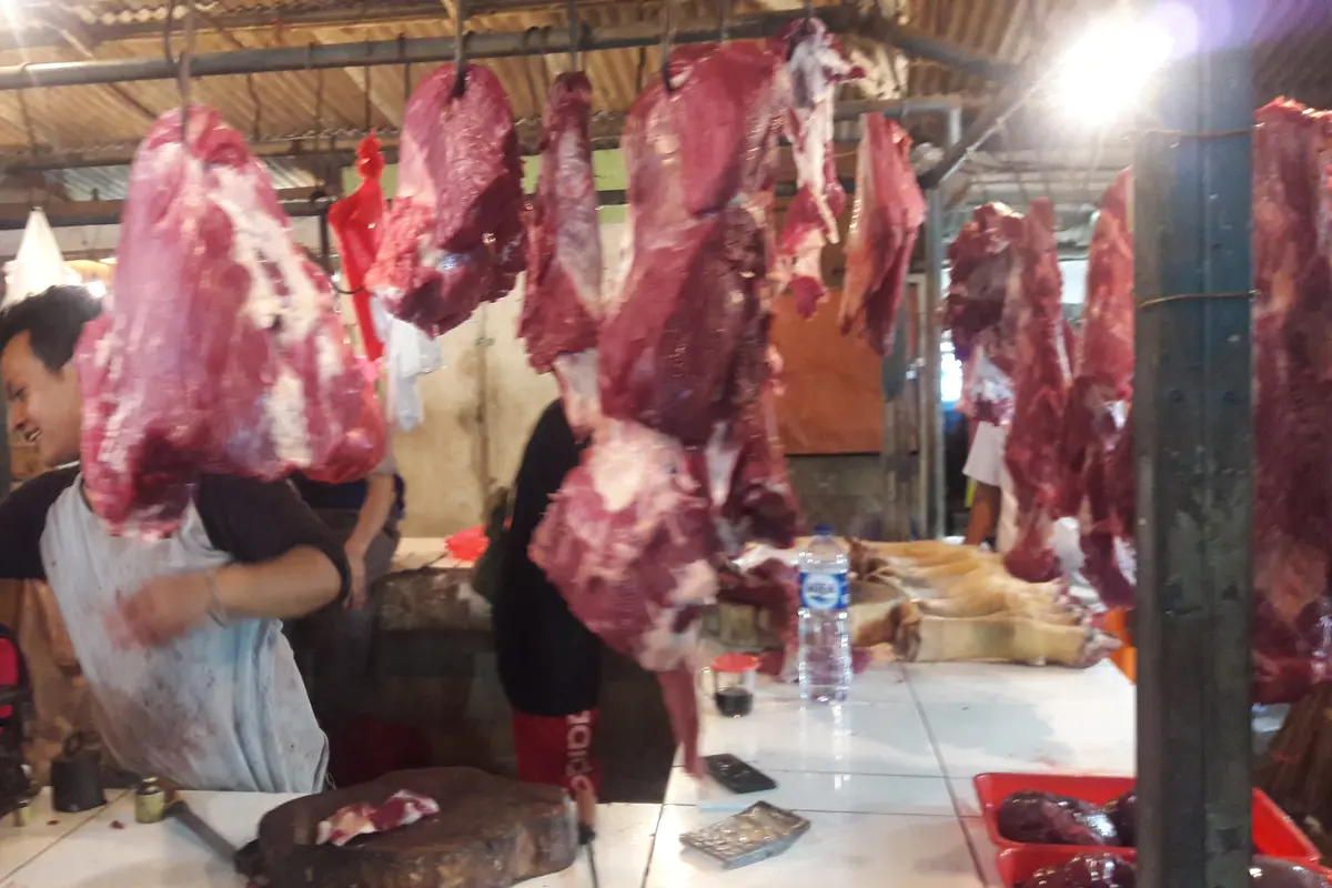 Harga sayuran, daging ayam hingga daging sapi mengalami kenaikan menjelang lebaran. (Liputan6.com/Bawono Yadika)