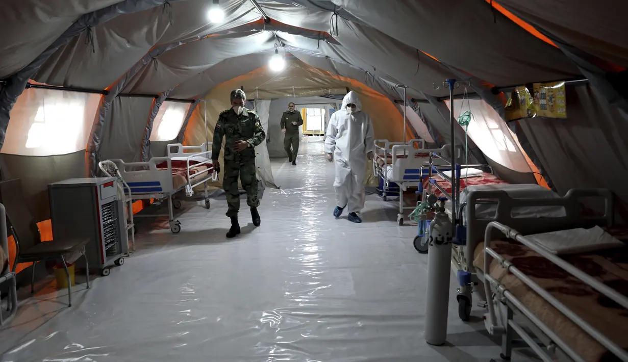 Tentara Iran bekerja di rumah sakit sementara khusus pasien virus corona COVID-19 di Teheran, Iran, Kamis (26/3/2020). Hingga Kamis (26/3/2020), kasus positif virus corona COVID-19 di Iran mencapai 29.406 orang dengan 2.234 pasien meninggal dunia dan 9.625 sembuh. (AP Photo/Ebrahim Noroozi)
