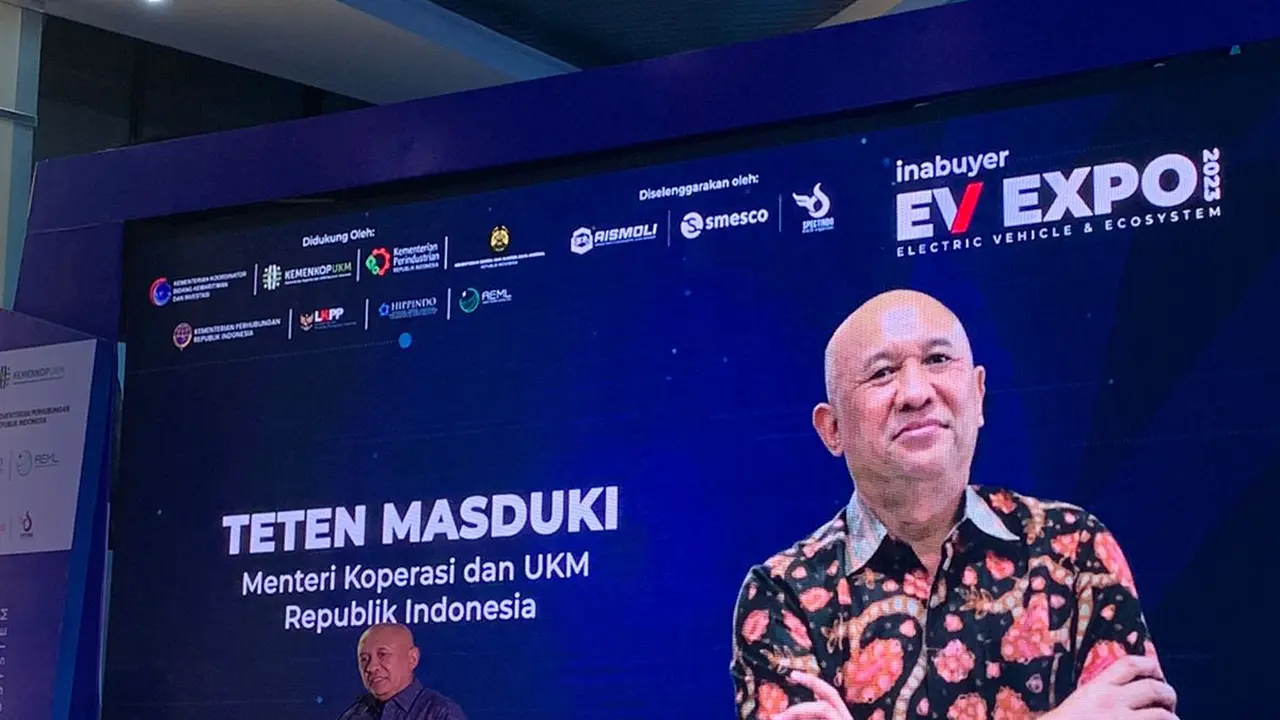 Menteri Koperasi dan UMKM Teten Masduki dalam penutupan acara Ina Buyer EV Expo 2023 di Smesco Jakarta, Kamis (30/11/2023). (Tasha/Lipiutan6.com)