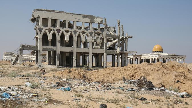 Suasana bandara Yasser Arafa International yang hancur dan sepi di Jalur Gaza, di kota Rafah, Palestina (24/6/2019). Bandara ini kini tinggal reruntuhan akibat serangan Israel. (AFP Photo/Said Khatib)