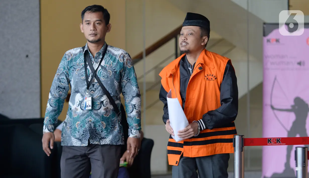 Tersangka Pejabat Pembuat Komitmen (PPK) di Satuan Kerja Pelaksanaan Jalan Nasional XII Balikpapan, Andi Tejo Sukmono usai pemeriksaan lanjutan di Gedung KPK, Jakarta, Selasa (11/2/2020). Andi melengkapi berkas suap pengadaan proyek jalan di Kalimantan Timur TA 2018-2019. (merdeka.com/Dwi Narwoko)