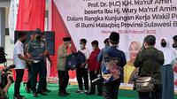 Wakil Presiden (Wapres) Ma’ruf Amin saat melakukan peninjauan SMK 1 Rangas, Mamuju, Sulawesi Barat, dalam rangka mengecek pembangunan kembali gedung sekolah usai dilanda bencana gempa bumi, Kamis (23/2/2023). (Dok. Liputan6.com/Nanda Perdana Putra)