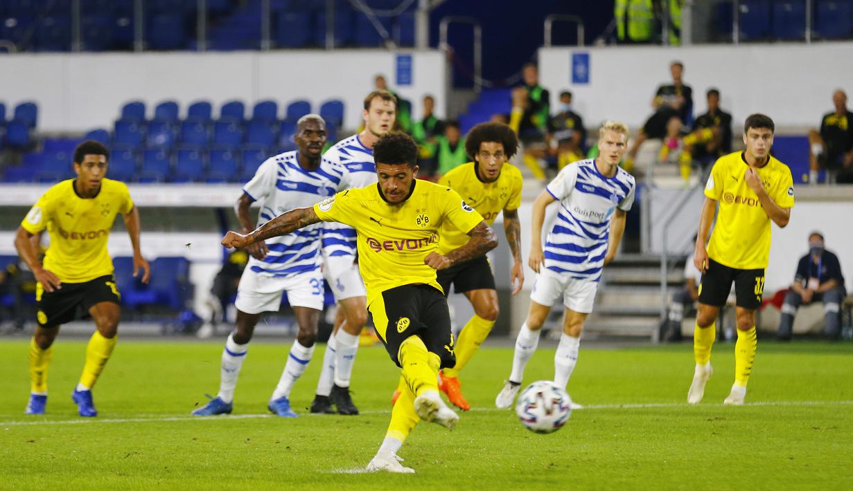 Gelandang Borussia Dortmund, Jadon Sancho, saat melakukan tendangan penalti ke gawang MSV Duisburg pada laga DFB-Pokal di Schauinsland-Reisen-Arena, Selasa (15/9/2020). Borussia Dortmund menang 5-0 atas MSV Duisburg. (AFP/Thilo Schmulgen/pool)