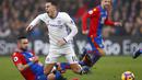 Reaksi Eden Hazard (tengah) saat dilanggar pemain Crystal Palace,  Damien Delaney (kiri) pada lanjutan Premier Leagu di Selhurst Park, (17/12/2016). Chelsea menang 1-0. (AFP/Adrian Dennis)