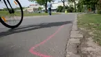 Gambar pada 8 Mei 2019 menunjukkan garis berwarna pink yang diperuntukkan bagi bandar narkotika di aspal Taman Goerlitzer, Berlin. Nantinya, para bandar hanya boleh bertransaksi di dalam zona berupa coretan kotak dengan cat semprot berwarna pink itu saja. (Paul Zinken / dpa / AFP)