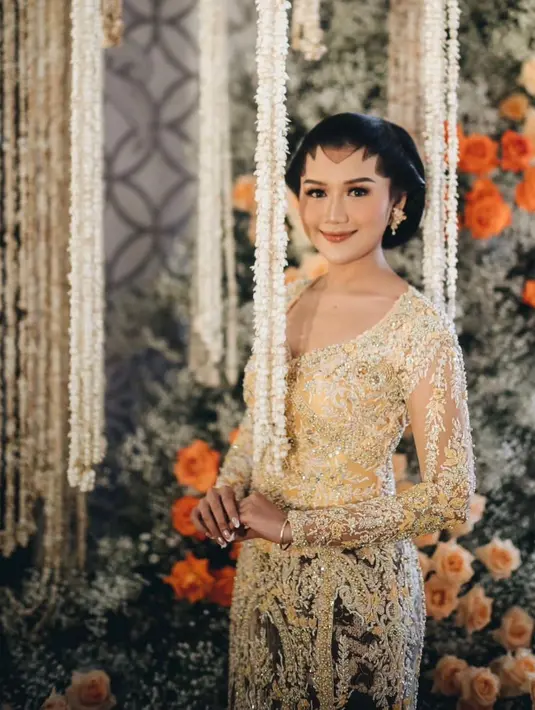 Erina Gudono tampak memesona dalam balutan kebaya panjang asimetris penuh payet berkilauan saat acara dulang pungkasan pernikahannya.