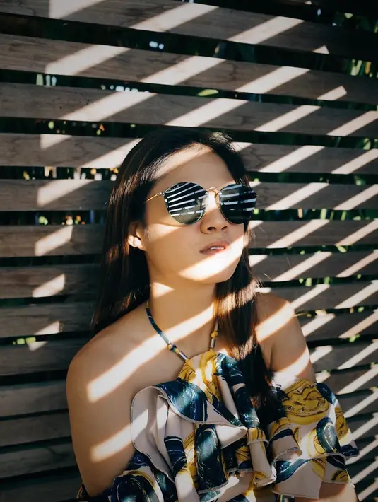 Saat berlibur, gadis kelahiran Pasadena, California, Amerika Serikat ini tak lupa membawa kacamat dengan lensa berwarna gelap. Penampilan Hana dengan nuansa Summer ini semakin trendi. (Liputan6.com/IG/@hanahaho)