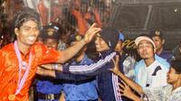 Nur' Alim salah satu pemain Persija merayakan gelar juara Liga Indonesia 2001 usai menundukkan PSM Makassar di SUGBK. (Dok. Buku Gue Persija)