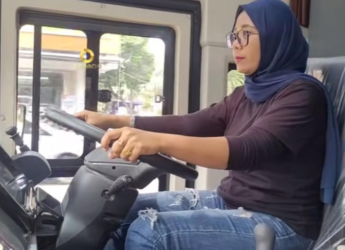 Gesit dan Lincah, Potret Sopir Bos Cantik Lintas Sumatera